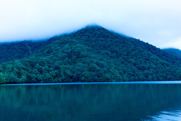 湖と山の風景