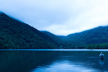 湖と山の風景