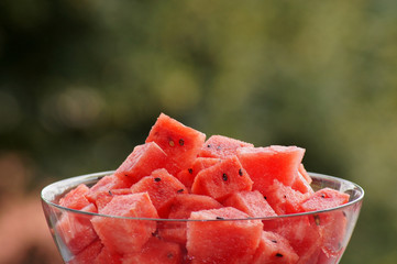 Nahaufnahme von Melone Stücke auf grünem Hintergrund