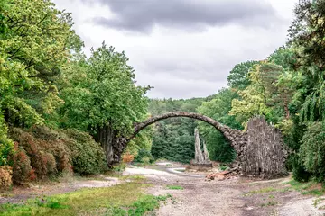 Photo sur Plexiglas Le Rakotzbrücke Rakotz Bridge (Rakotzbrucke, Devil's Bridge) in Kromlau, Azalea and Rhododendron Park, Sachsen - Saxony, Germany