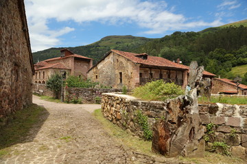 Fototapeta na wymiar Pueblo de Carmona en Cantabria.