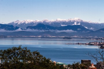 Neve no morro Cambirela na Palhoça com vista de Florianópolis
