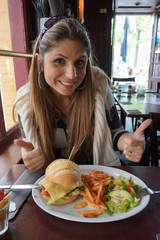 mulher feliz saboreando um delicioso lanche no almoço. Amsterdã. 