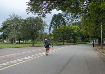 menino fazendo manobras com sua bicicleta