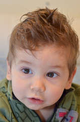 Retrato de um bebe menino meigo e bonito