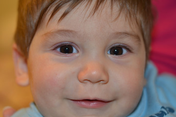 Retrato de um bebe menino meigo e bonito