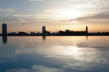 Naklejka premium 水面に映るバルセロナの空