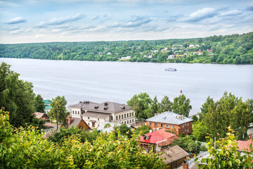 Fototapeta na wymiar View of the Volga River and the motor ship from Mount Levitan in Plyos