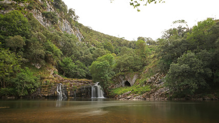 Cascada en el río Nansa, Cantabria, España