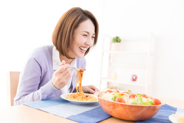 Obraz na płótnie Canvas パスタを食べる女性