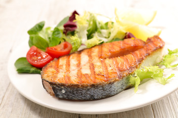 grilled salmon with lettuce and tomato