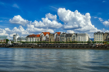 Altstadt-Panorama am Rhein in Düsseldorf