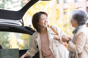 車に荷物を積み込む母と娘