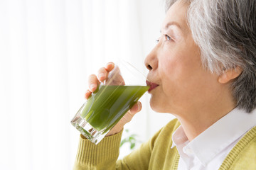 青汁を飲むシニア女性