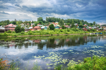 Obraz premium Old wooden houses on the banks of the Shokhonka river in Plyos