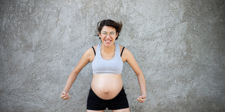 fynny Active pregnant woman at street