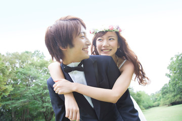 後ろから新郎に抱きつく新婦