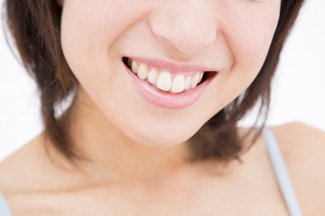 笑顔の女性の口元