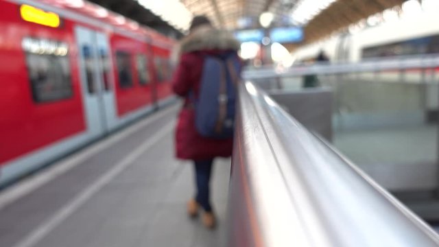 Menschen am Bahnsteig im Bahnhof