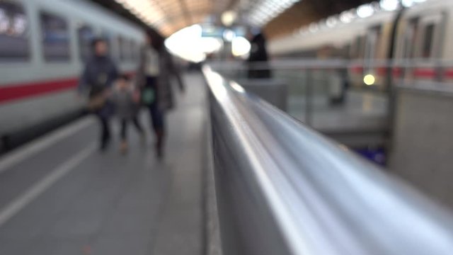 Menschen am Bahnsteig im Bahnhof