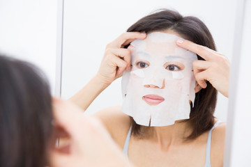 フェイスパックをする女性