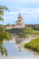 Obraz premium Il'inskaya church on the river Kamenka in Suzdal, Russia. Summer view
