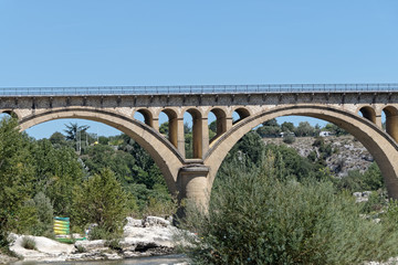 Fototapeta na wymiar Le pont routier de Collias dans le département du Gard - France