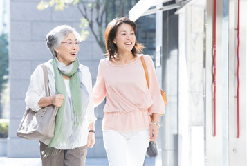 街を歩く母と娘