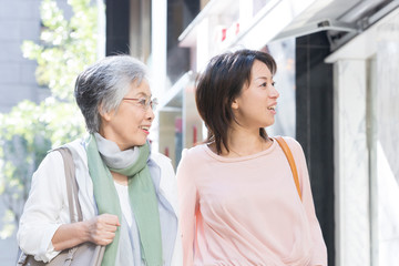 Obraz premium 街を歩く母と娘
