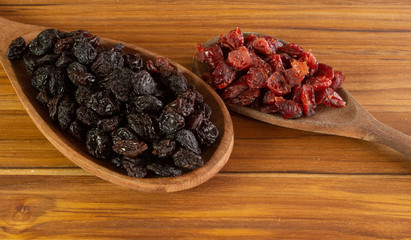 two spoons full of  craberries and raisin