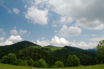 Fototapeta na wymiar widok na zielone wzgórza