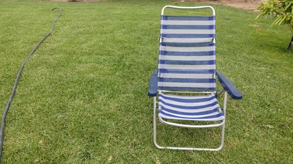 silla en el cesped