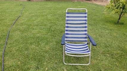 Silla en el cesped