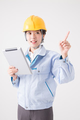 タブレットPCを持つ女性作業員