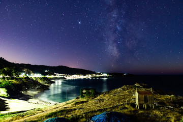 Acantilados junto al mar y v&iacute;a lactea