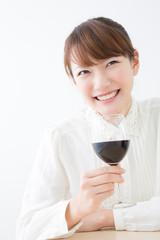 赤ワインを飲む女性