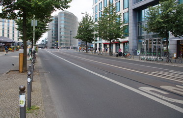 Obraz premium Wenig Verkehr an einem frühen Mittwochabend in der Berliner Friedrichstraße