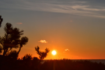 Obraz na płótnie Canvas Kolorowy zachód słońca nad brzegiem morza.