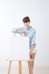 デッサンする女性