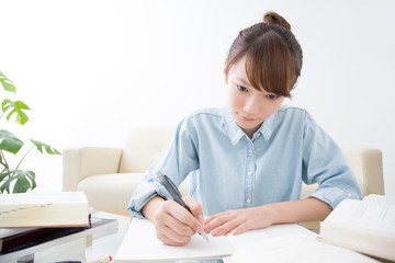 勉強する女性