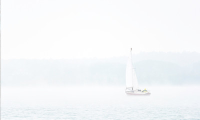 Boot im Nebel