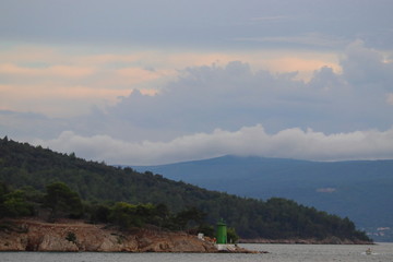 beginnendet sturm über einer kroatischen insel