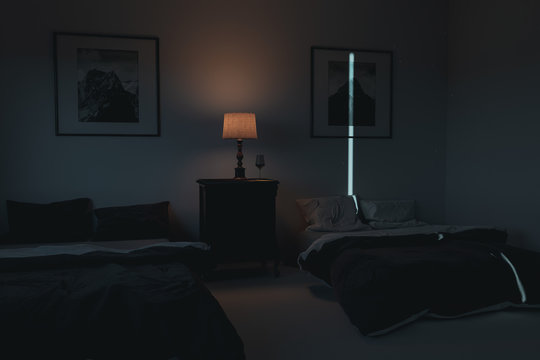 Lichtspalt vom Mondlicht dringt durch Schlafzimmer T&uuml;re durch. 3D Rendering