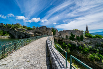 Saint-Saturnin-l&egrave;s-Apt village perch&eacute; du Lub&eacute;ron en Provence-Alpes-C&ocirc;te-d'Azur.	
