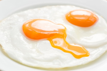 半熟の目玉焼き