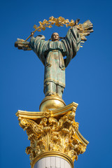 Obraz premium Statue of Berehynia on the top of Independence Monument on the Maidan Nezalezhnosti in Kiev, Ukraine