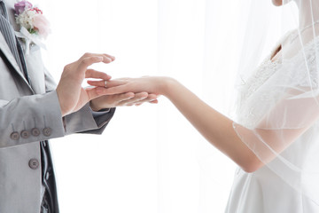 指輪交換する新郎新婦