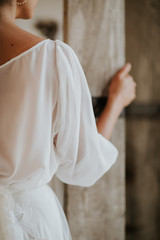 Mariée tenant une porte en bois