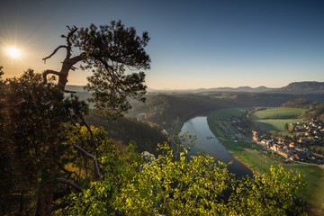 Sonnenaufgang &uuml;ber der S&auml;chsischen Schweiz