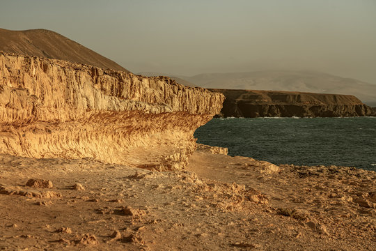 Eine Klippe im Dorf Ajuy oder in  &bdquo;Puerto de la Pe&ntilde;a" auf Kanarischen Insel Fuerteventura